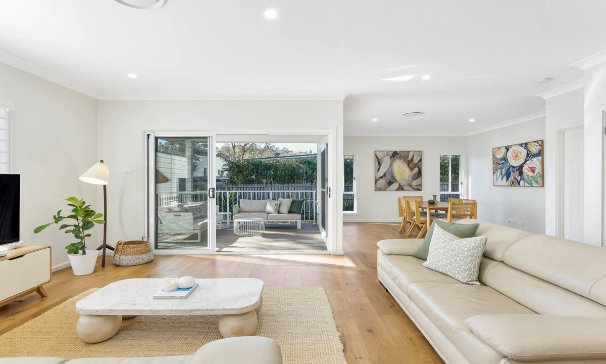 Macmasters Beach House | THE BEACH PAD | wifi, walk to beach | Accom Holidays