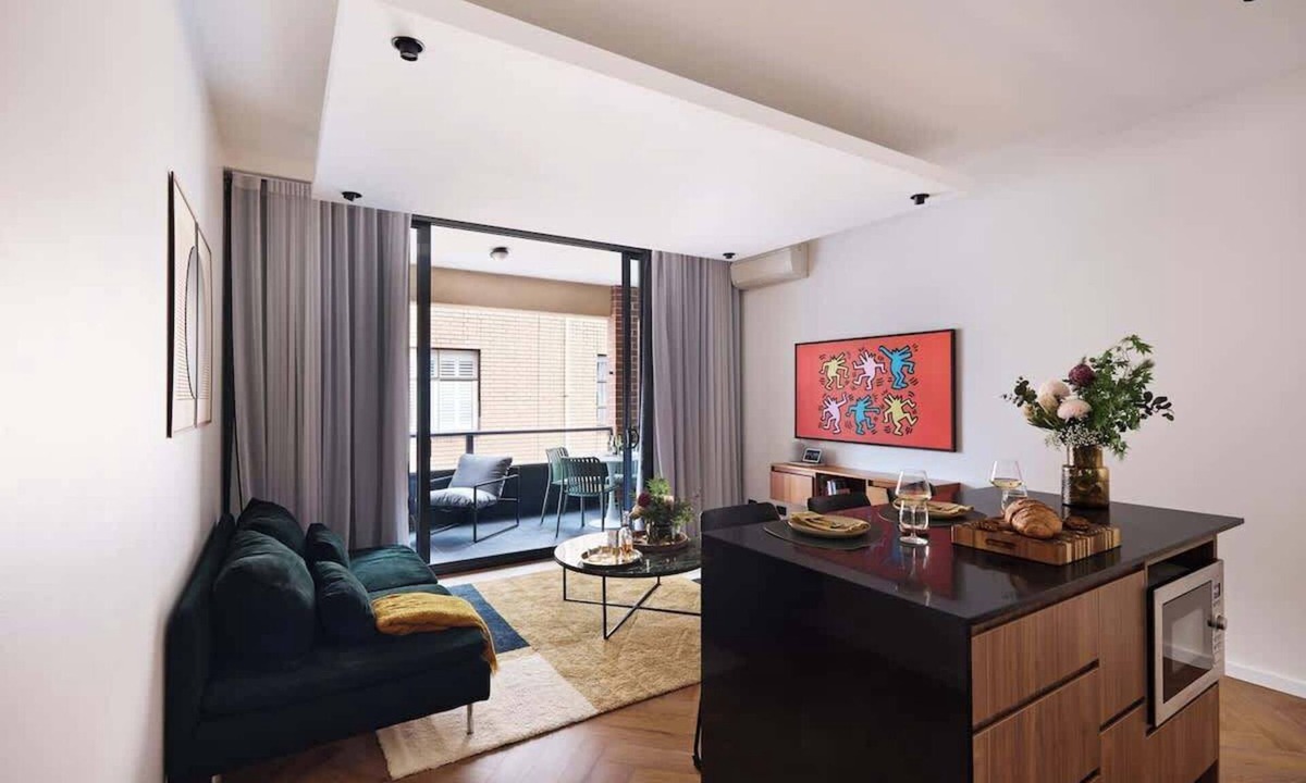 Darlinghurst Apartment | The Brass Room - Flamingo on Oxford Street