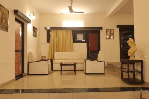 Bhopal Hotel | The Brown Wood Manor