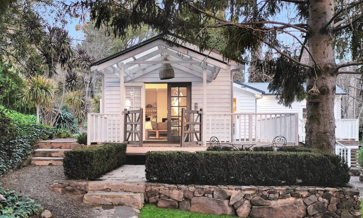 Bowral Cottage | 'THE COTTAGE' - Cosy 3 Bed renovated 1920's old Bowral Cottage with fireplace