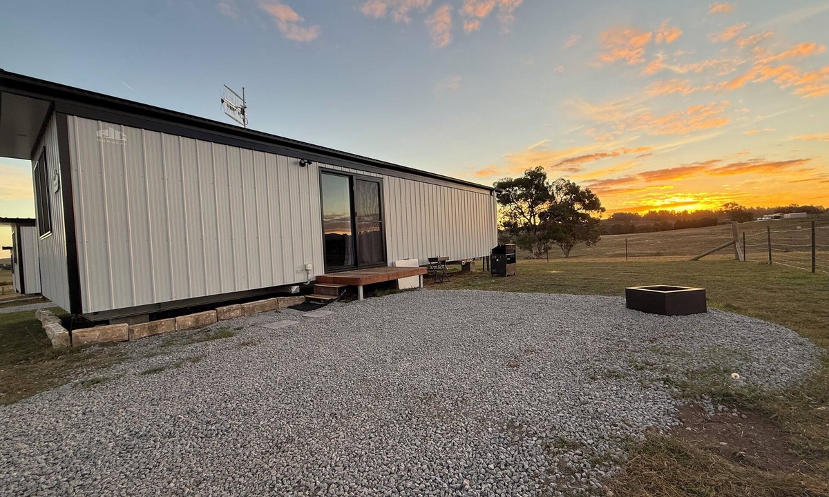 Kingsdale Cabin | The Ember Lodge - The Sunset and Sunrise Haven 5 minutes to Goulburn CBD