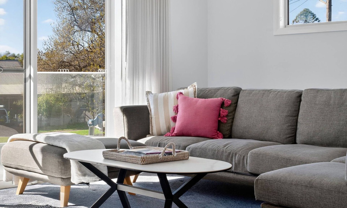 Wagga Wagga House | The Forsyth. Stylish 4-Bed. Near CBD.