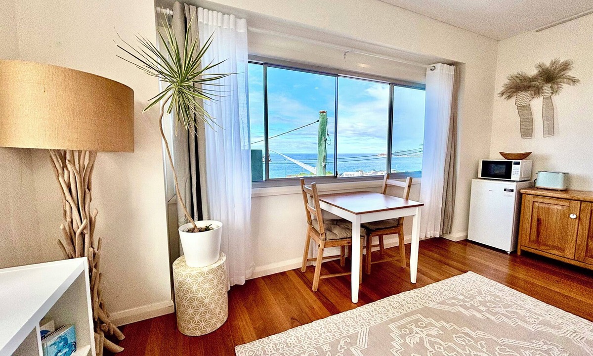 Maroubra Apartment | The Gallery Suite - Sea views & Creative Vibes