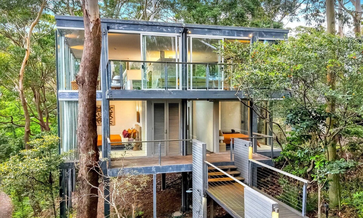 Macmasters Beach House | THE GLASS HOUSE | Accom Holidays
