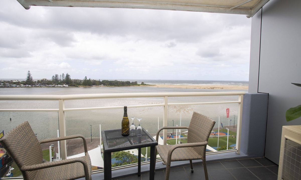 The Entrance Apartment | THE OAKS WATERFRONT APARTMENT