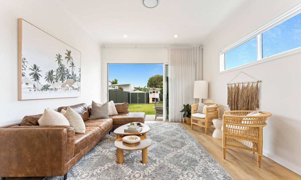 Corrimal House | The White House near beach + shops