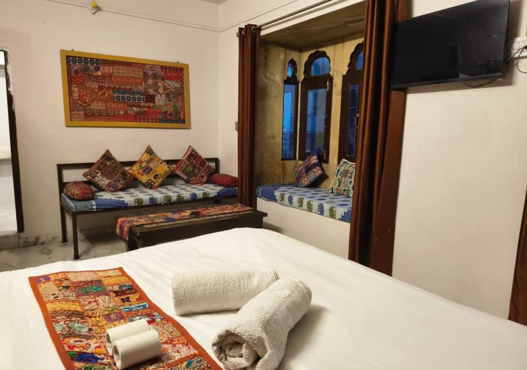 Amar Sagar Pol Hotel | Third eye view hotel and hostel