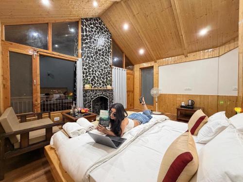 Banjar Hotel | Tirthan Wood , a river view cottage