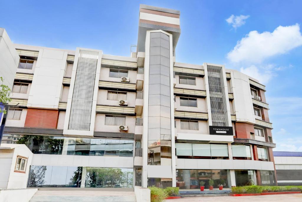 Ahmedabad Hotel | Townhouse Prahladnagar