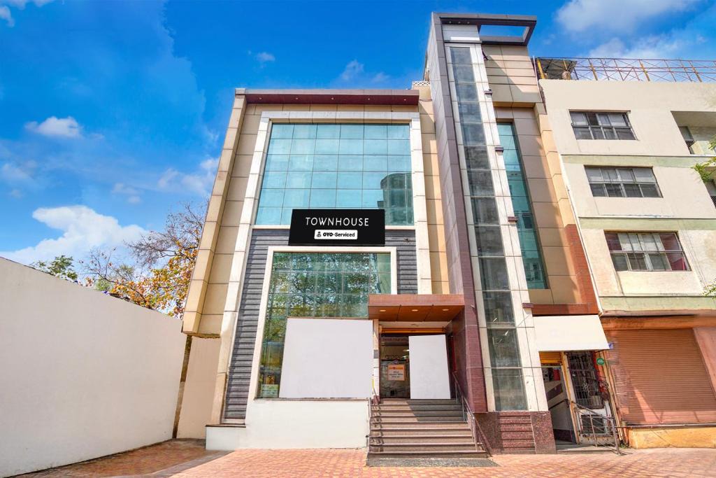 Kanpur Hotel | Townhouse Z Square Mall Formerly The Mall Road Inn