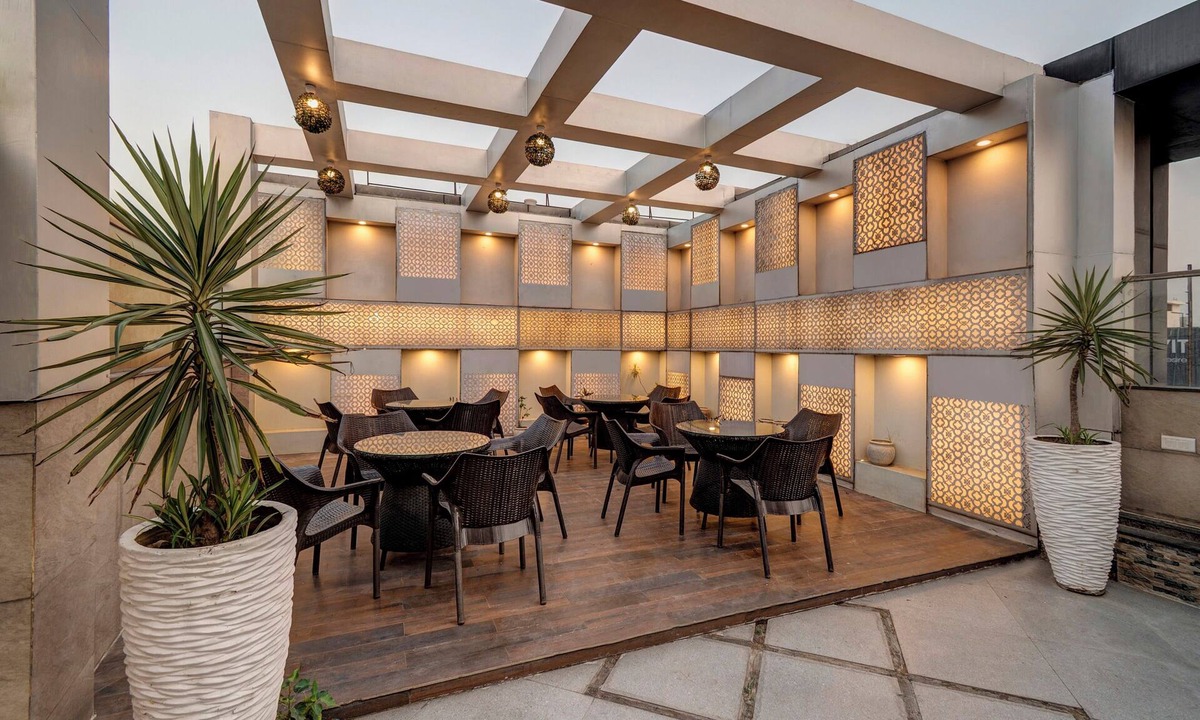 Alambagh Hotel | Treebo Masterprice Inn - 15 Mins From Airport