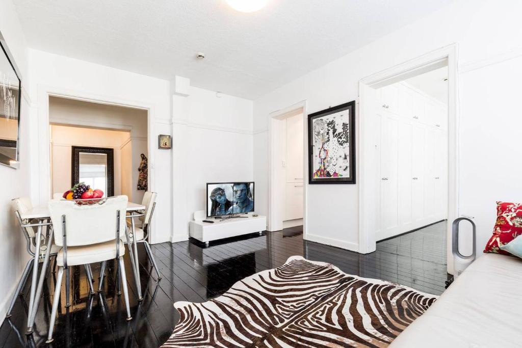Elizabeth Bay Apartment | Two Bedroom Apartment in Elizabeth Bay/Potts Point