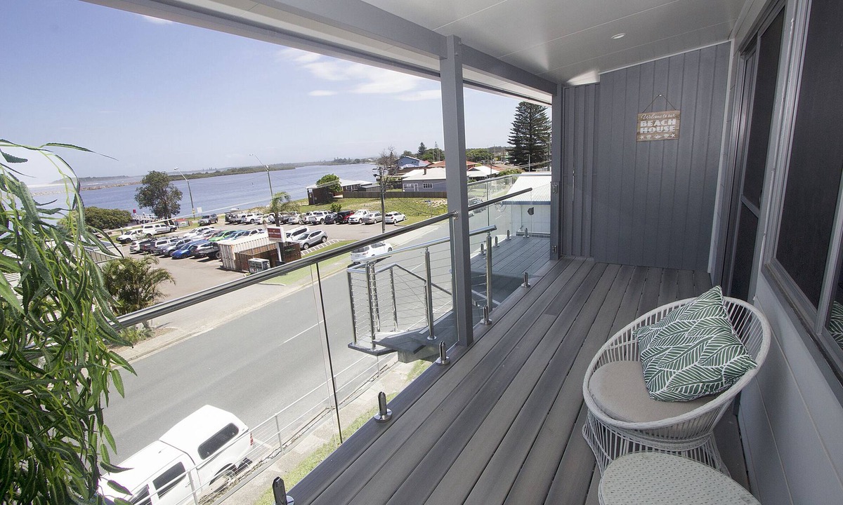 Harrington Apartment | UNIT 1. OPPOSITE THE OCEAN. BEACH .RIVER.PET FRIENDLY. 1 FREE PARKING