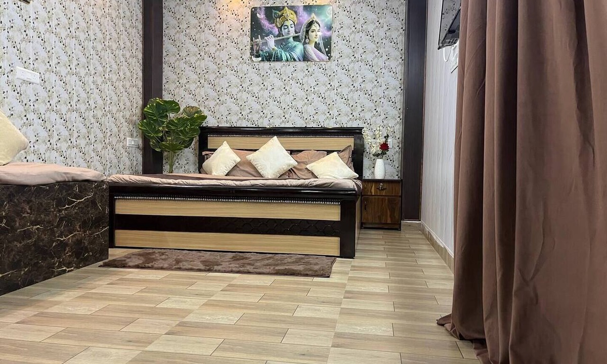 Vrindavan Apartment | Voyzen Sthal - Luxury 1BK Apartment Near Prem Mandir with Kitchen & Free Parking