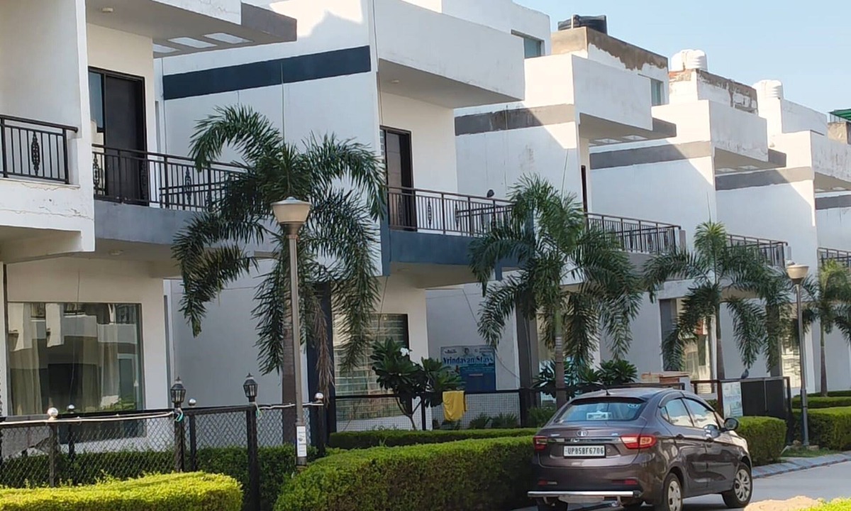 Vrindavan Hotel | Vrindavan Stays Near Burja Rd