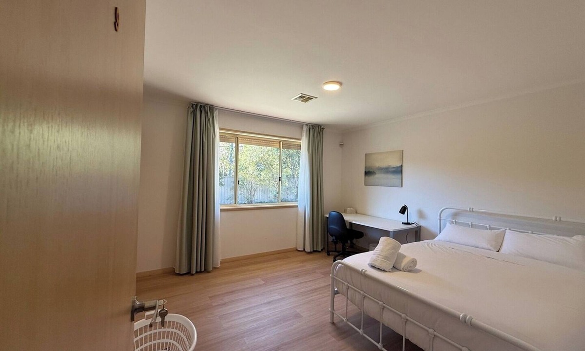 Turner House | Walk to ANU and Civic | Leafy Private Room in Turner