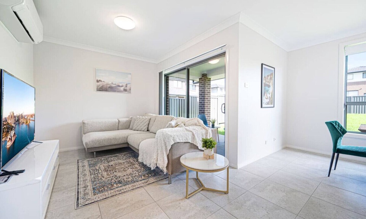 Leppington House | Warm &Cozy 5Br house near train station
