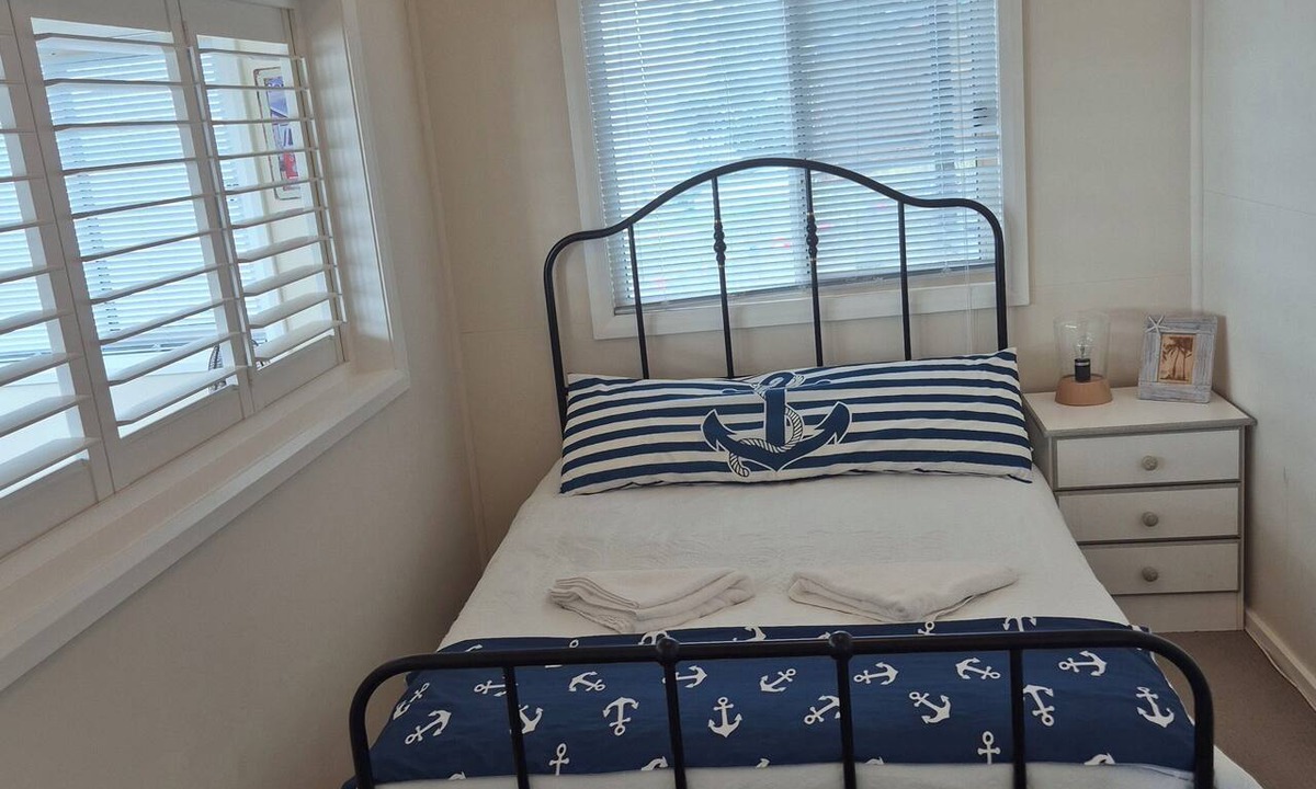 Coal Point Cottage | Waterfront cottage on lake Macquarie. Enjoy fishing, boating and swimming.