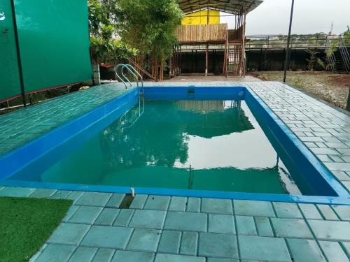 Shindewadi House | White House KMCT