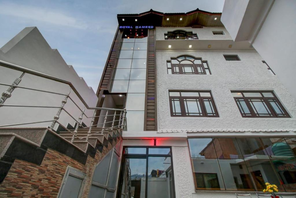 Dal Lake Hotel | White villa by hameed
