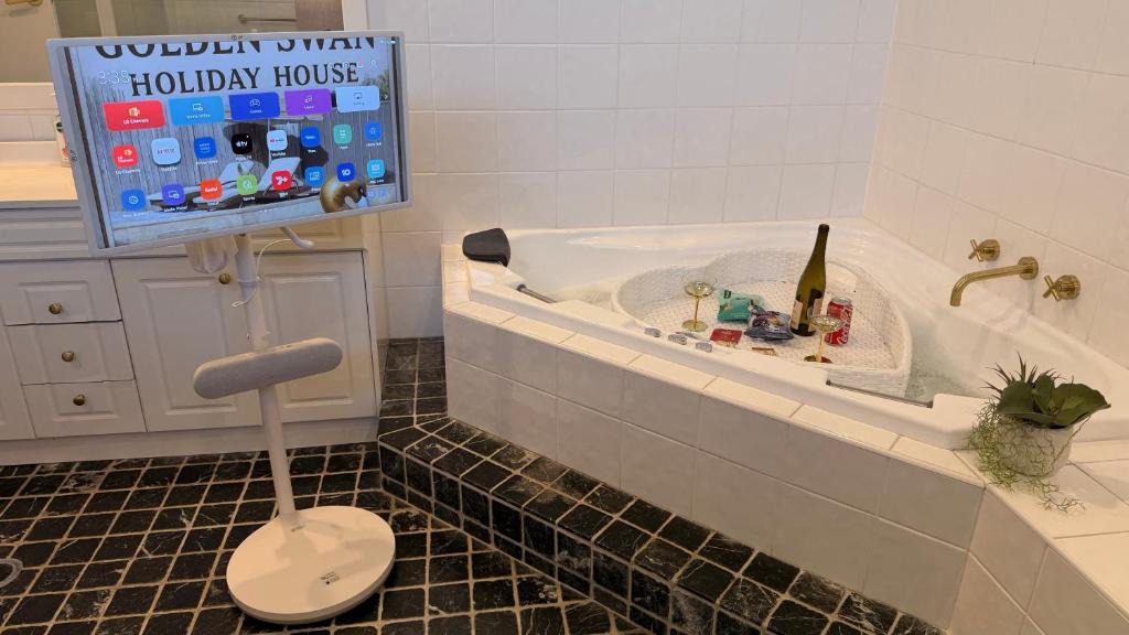 Marsfield House | Work and Unwind Retreat King Bed Love Heart Hot Tub for 2 Game Room Cinema on the bed 500Mbps WiFi Ideal for Business Couples and Special Events