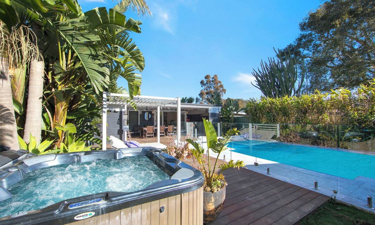 Woy Woy House | Woy Woy Staycation - Heated Pool & Spa & Wood Fire Pizza & Pool Table & Games