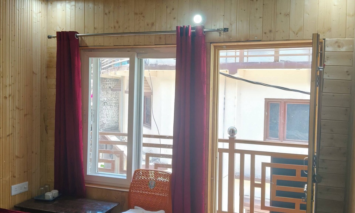 Kharsali Hotel | Yamuna pag pinewood hotel