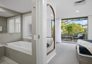 Bright and Beautiful Apt - Magenta Shores easy access to beach, pools and restaurants