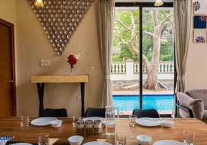 Greenwoods Ten by Vista Rooms