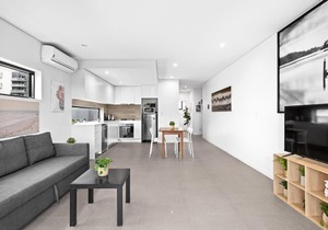 New Modern 2BR 2 baths Apt in Homebush Sleeps 6