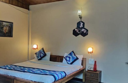 Bhimtal Hotel | लेक एंड वुड्स