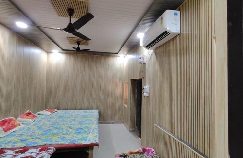 Vrindavan Hostel | श्री गिरिराज भवन बंगाली आश्रम