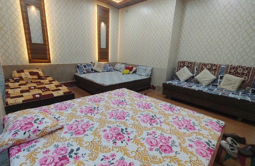 Vrindavan Hostel | श्री गिरिराज भवन बंगाली आश्रम