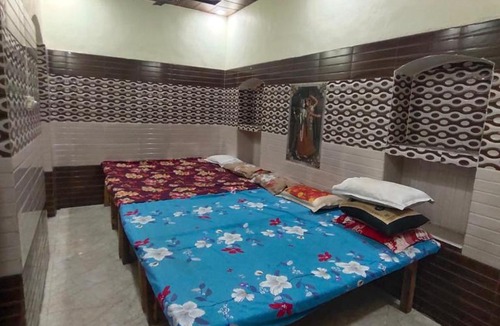 Vrindavan Hostel | श्री गिरिराज भवन बंगाली आश्रम