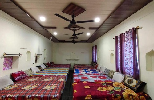 Vrindavan Hostel | श्री गिरिराज भवन बंगाली आश्रम