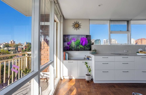 North Sydney Apartment | 1 Bedroom, renovated apt. fantastic views.Very close to Kirribilli, ferry, train