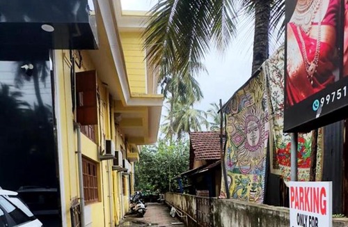 Benaulim Apartment | 1 Bhk luxurious Spacious Stay Nr Benalium beach With 3 Balconies and Reserve Parking with Private Entry