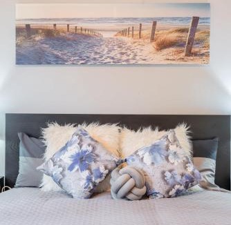 Carramar House | 1 Private Queen room in Carramar 1 Minute Walk To Station