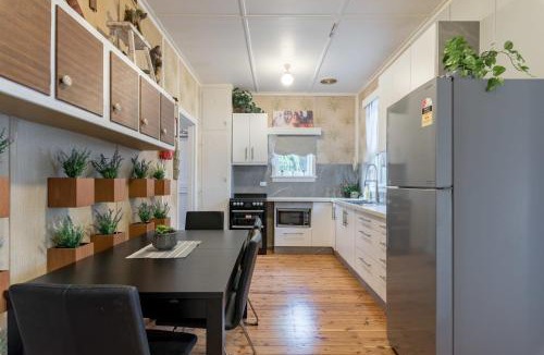 Carramar House | 1 Private Queen room in Carramar 1 Minute Walk To Station
