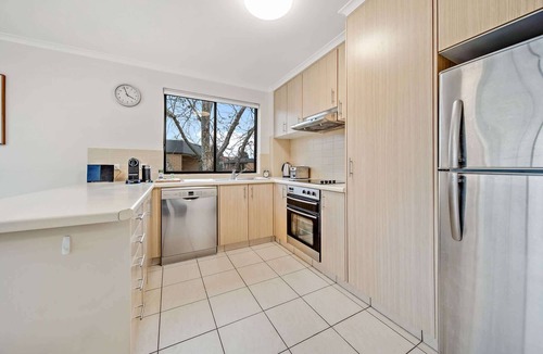 Kingston Apartment | 2-Bed with Pool, BBQ, Tennis Court & Parking