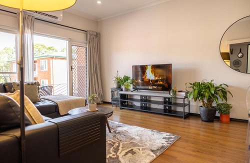 Ashfield Apartment | 2 bedroom Apartment in Ashfield, 200m to train station,Free Parking