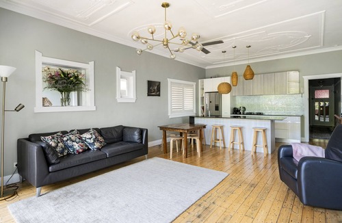 Bondi Beach Apartment | 2 Bedroom Modern & Bright Apt, Bondi Beach,2 mns From Beach