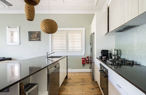 Bondi Beach Apartment | 2 Bedroom Modern & Bright Apt, Bondi Beach,2 mns From Beach