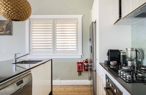 Bondi Beach Apartment | 2 Bedroom Modern & Bright Apt, Bondi Beach,2 mns From Beach