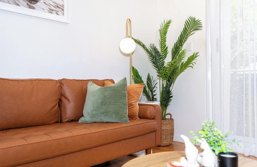 Cronulla Apartment | 2 bedroom unit 300 meters from the beach w/free Parking Foxtel,Netflix/Wifi.