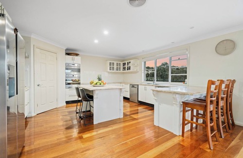 Robin Hill House | 2 Private Homes | Sleeps 26 | Pool, Spa | Mt Panorama | Farm Animals