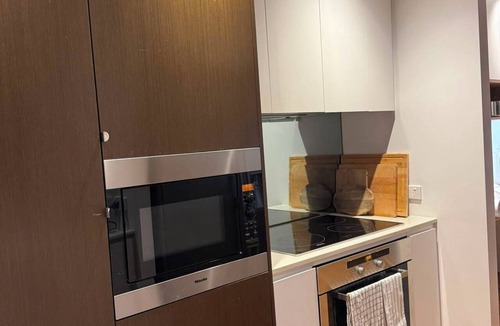 Capital Hill Apartment | 2B2B Executive Residence in Barton, 7-9 min walk to PH, M-Oval & Lake BG