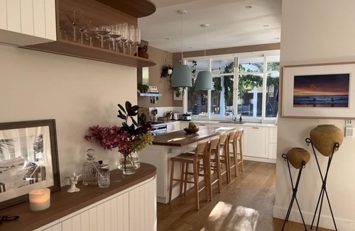 Freshwater House | 300m to Freshwater Beach, 4 bedroom + Guest + pool
