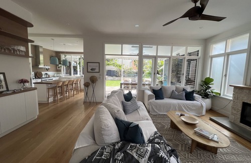Freshwater House | 300m to Freshwater Beach, 4 bedroom + Guest + pool