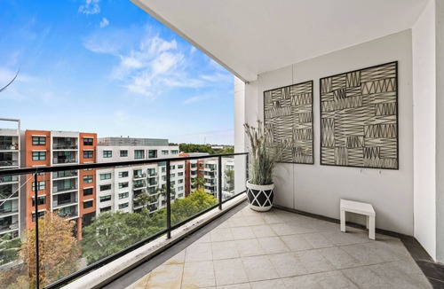 Darling Harbour Apartment | 3BR Apt w Parking near Darling Harbour & ICC & CBD